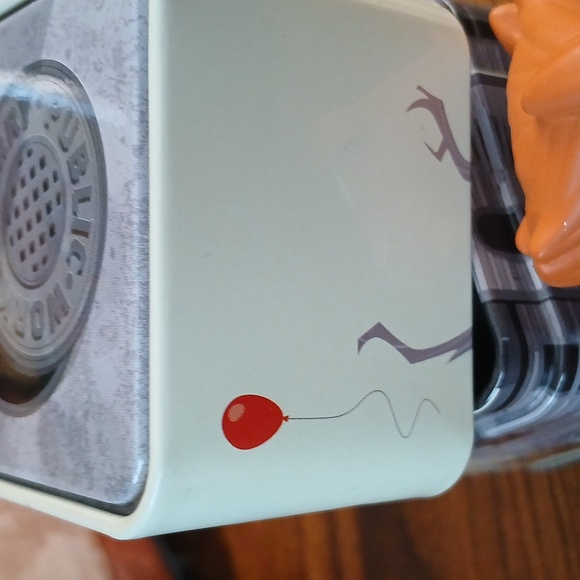 Hot Topic Exclusive Pennywise Jack-in-the-Box Vinyl Funko Pop Collectible Toy - Picture 4 of 11